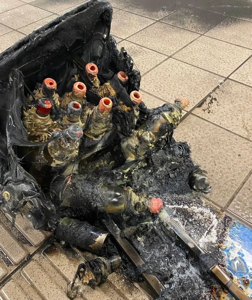 張文持刀、投彈鬧北車！星巴克鐵門降　知情者：觸發防護機制