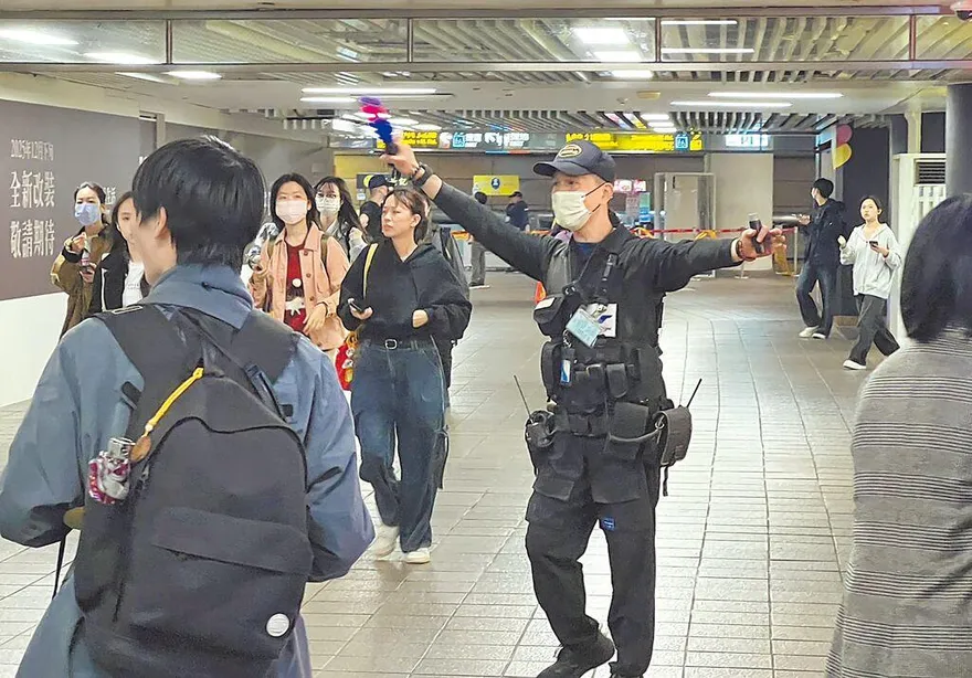 張文擲彈砍人釀4死　學者：應推煙霧彈實名購買