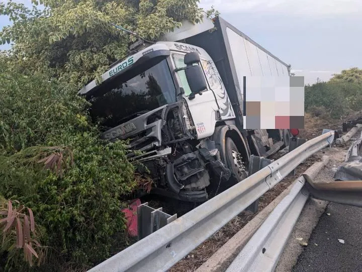 影/國1彰化段今晨塞爆！聯結車駕駛恍神衝護欄　回堵11公里