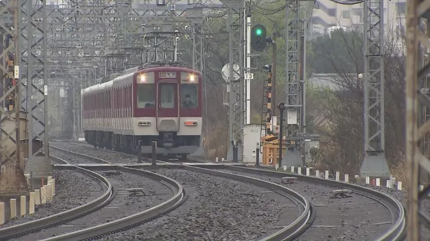 影/現場曝！京都特急列車撞小客車起火　車上近100人幸無傷