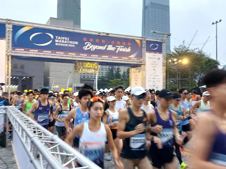 台北馬拉松/施育佐生涯全馬首完賽奪冠　張芷瑄首封后