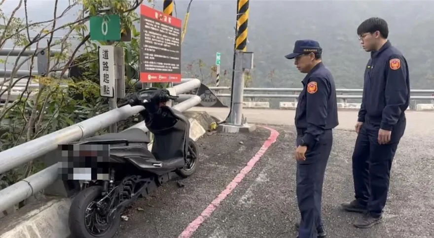 朋友全目睹！少年騎微型電動車上霧台　逆向自撞橋墩斷魂
