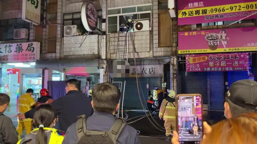 影/高雄公寓狂燃重傷男疑為縱火犯！對母家暴黑歷史曝