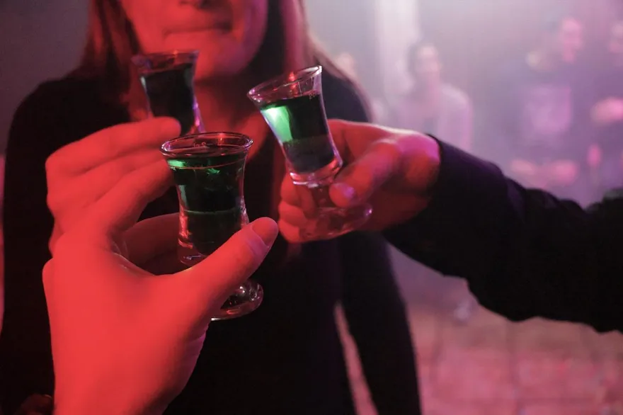 「甜食+酒精+熬夜」年末3連擊！　醫：恐釀腸胃、心血管急症