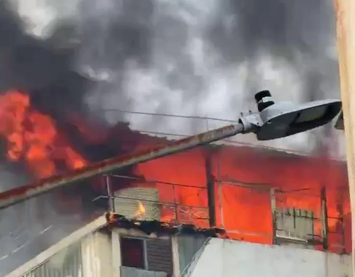 影/高雄大規模燃燒火警「國道上看得到」！近距離烈焰直擊