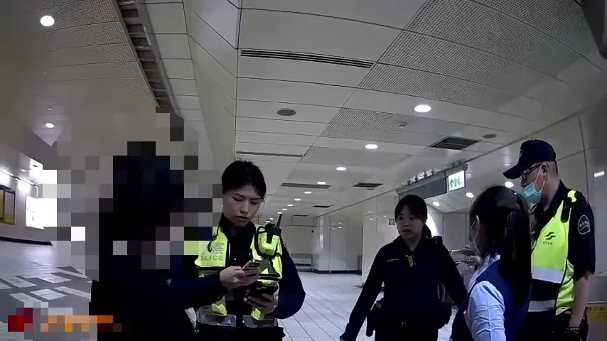 影/北捷又出事！車廂扯假髮「男女肢體濺血衝突」