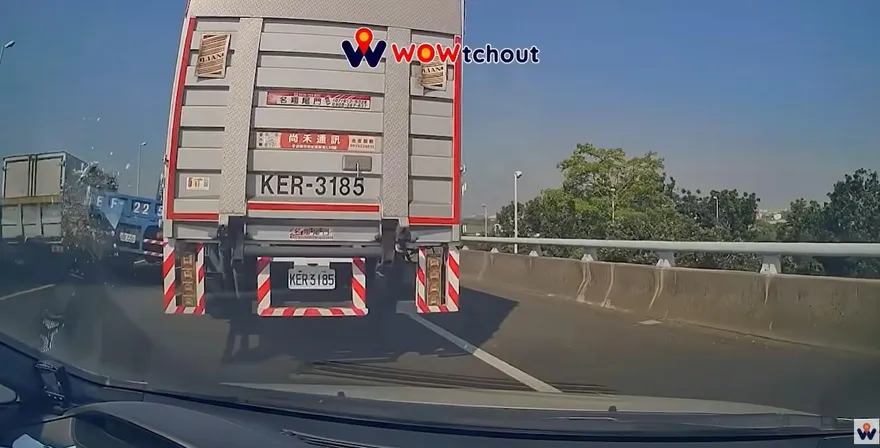 國8西向9.7公里小貨車追撞大貨車　驚險瞬間曝光