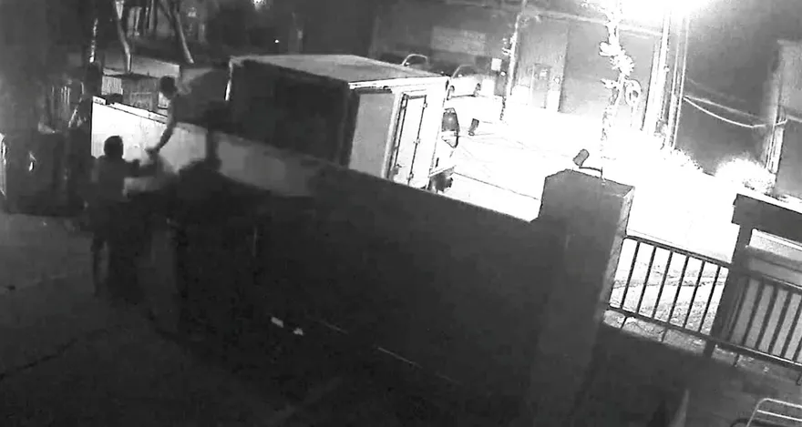 三峽清潔隊遭非法入侵！2人接力翻牆丟20包垃圾