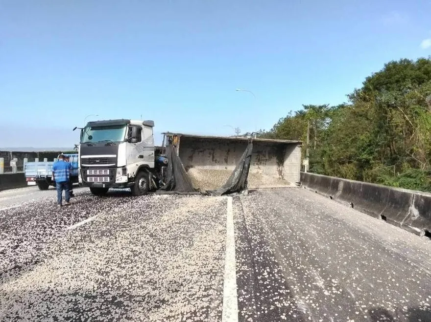 回堵近10公里！　國1北上銅鑼段砂石車擦撞護欄翻覆