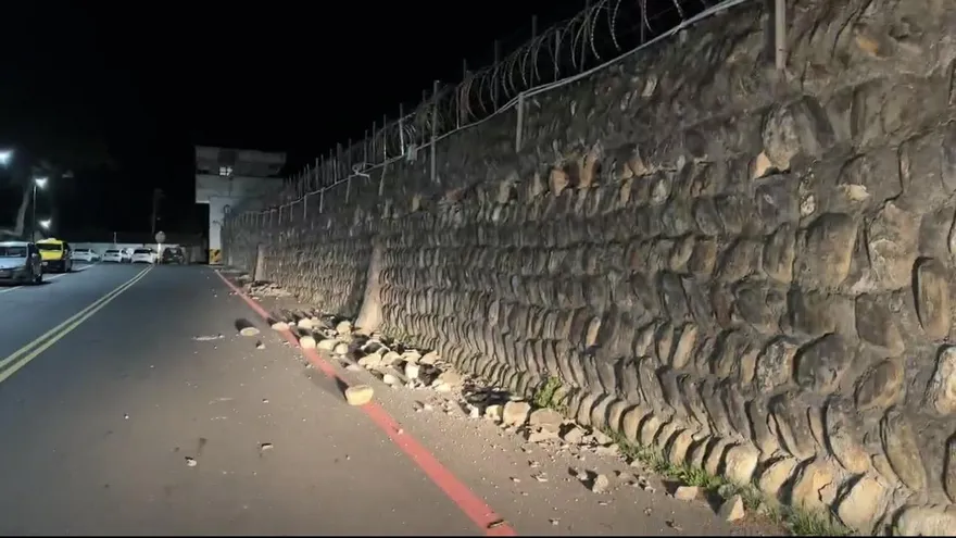 影/平安夜台東卑南連3震　岩灣監獄外牆崩落