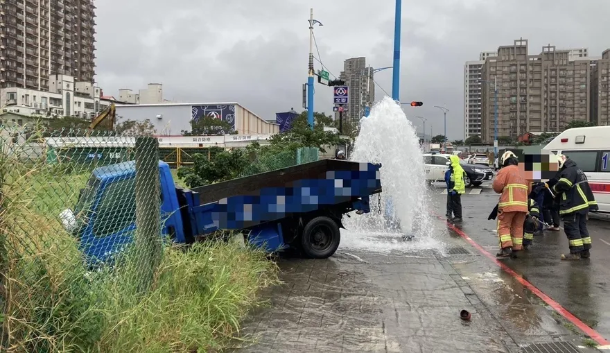 新北八里貨車閃迴轉車失控　撞斷消防栓變噴泉