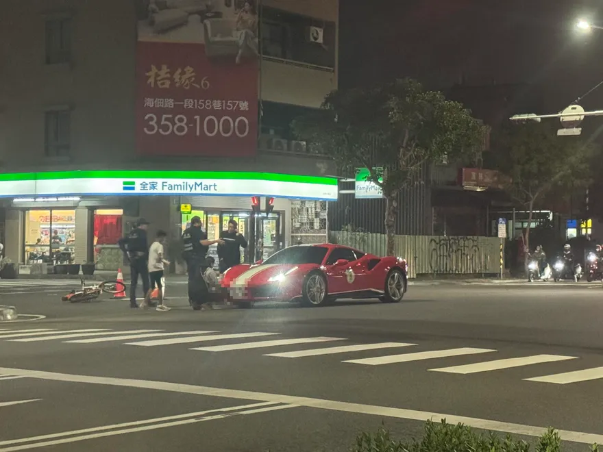 台南11歲童騎YouBike撞停產法拉利超跑　網嚇：財「負」自由