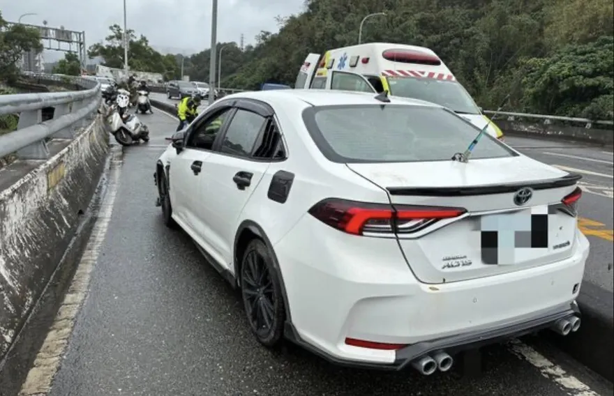 汐止三寶車逆向上北山大橋機車道　騎士慘摔受傷送醫