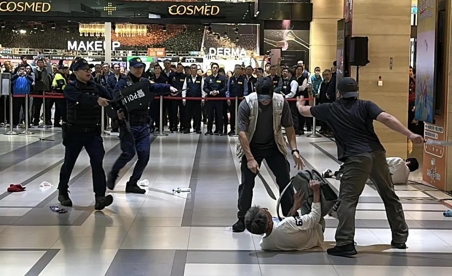 影/市府站無差別攻擊演練　模擬2人丟汽油彈隨機砍殺