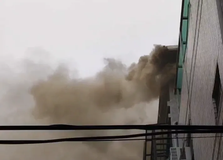 影/台中頂加大火「窗戶燒到融化」　延燒鄰居黃煙漫天