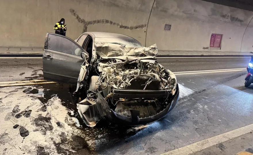 影/台64觀音山隧道追撞車禍　轎車起火雙向交通受阻
