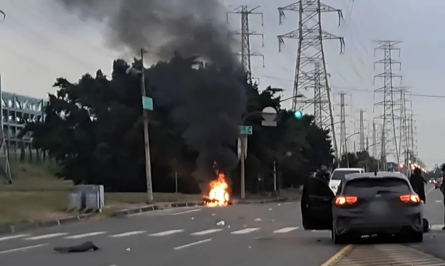 影/高雄小港汽、機車擦撞車禍　機車噴飛起火騎士骨折