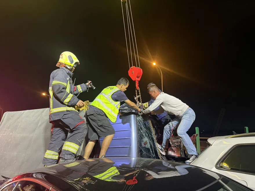 影/驚悚車禍！高雄台88快速道路4車連環撞　1人受困急送醫