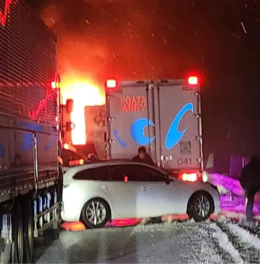 影/卡車陷火海！群馬縣高速公路15車連環車禍　日警封閉道路緊急救援