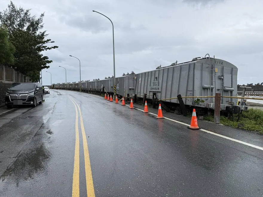 影/怪手施工靠太近！貨物列車撞上出軌　事發經過全被拍下