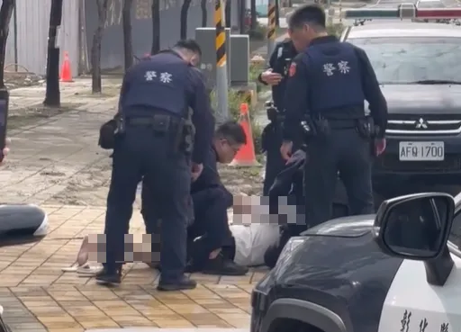 員林驚見「男持雙刀」街頭閒晃　下秒遭警壓制逮捕