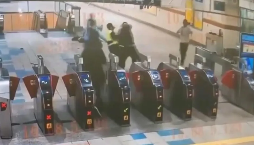 影/醉男鬧大直捷運站　保全持鋼叉、站長噴辣椒水制止畫面曝