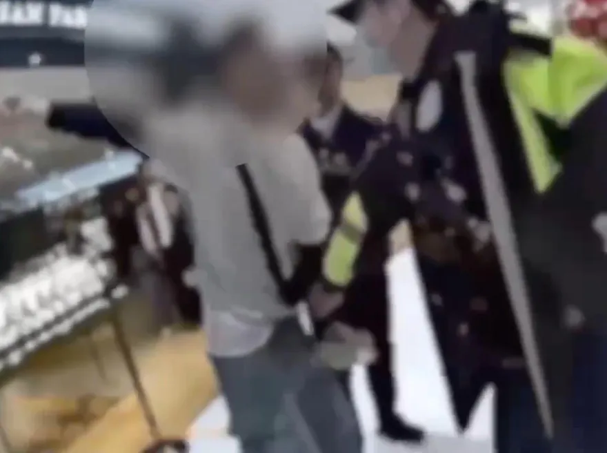 影/中山站外又見驚恐畫面！男過馬路突狂奔衝進誠品南西店　員警壓制上銬