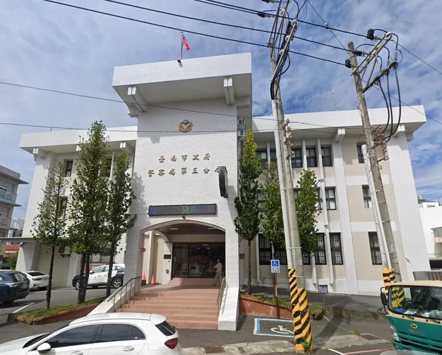 講話靠很近！台南警「手伸裙底」疑偷拍　人妻當場活逮