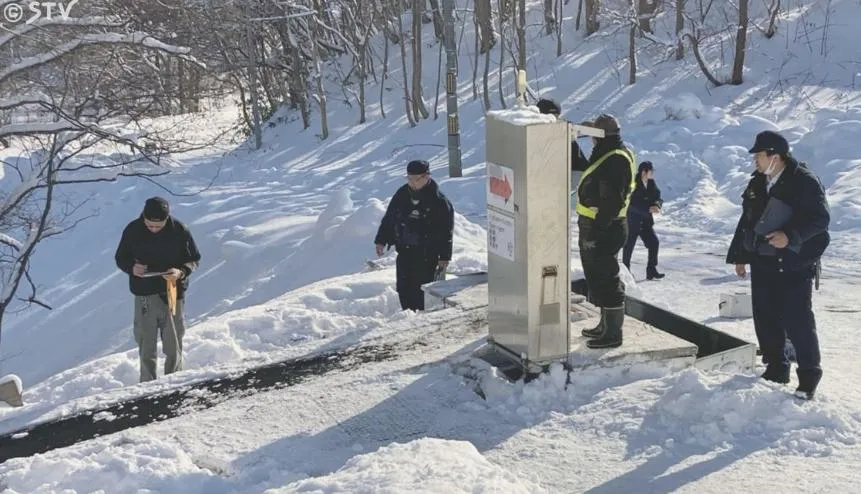 恐怖！5歲童北海道滑雪場搭電扶梯…突摔倒「手臂遭夾」命危