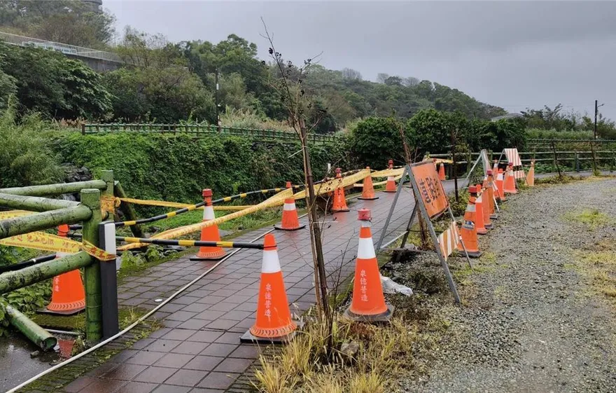 7.0強震後三芝步道護欄倒塌！　新北水利局火速拉設警戒線