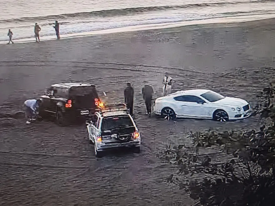 浪漫變災難！台南1700萬賓利7小時脫困沙灘　維修費40萬