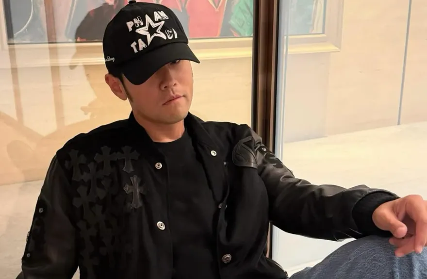 周杰倫PO照喊期待2026年　網見牛仔褲價錢驚：要600多萬