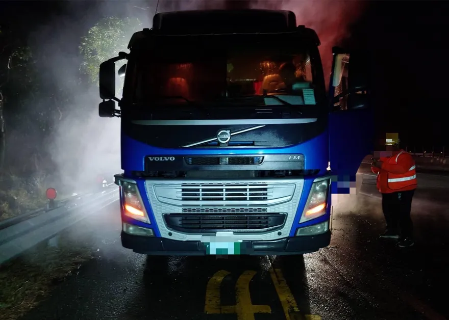 國3田寮段凌晨化學車突起火狂燃　警消急衝現場灌救