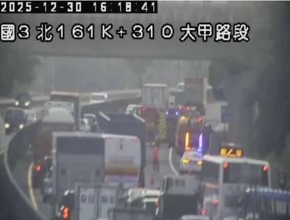 影/國3南向大甲段火燒車！釀嚴重癱瘓