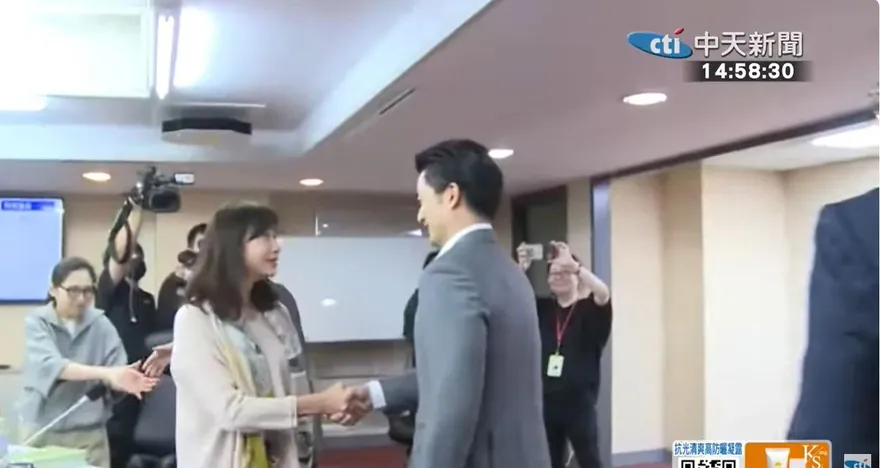 送水果遭許淑華追問「為何你一回來就軍演」？蔣萬安僅回：謝謝！