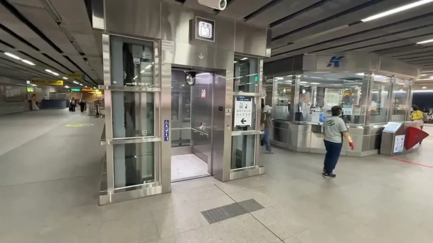 影/高捷左營站晚間突跳電！警報狂響旅客驚嚇