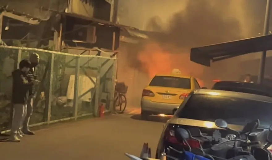 影/新北中和晚間驚傳火燒車　計程車陷火海幸無人傷