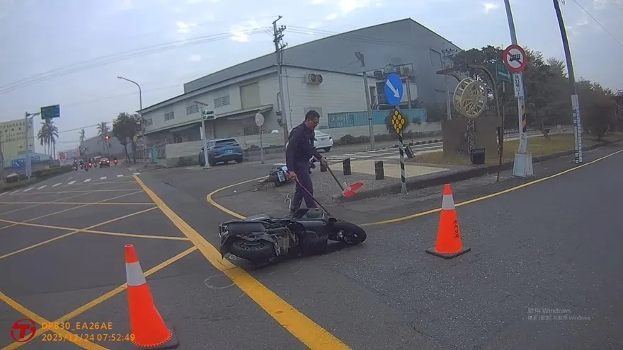 高雄機車擦撞油漬溢路面　2暖警急清理防二次意外