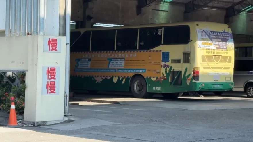 屏東國中生搭校車睡過頭遭鎖停車場　司機、校方竟不知！
