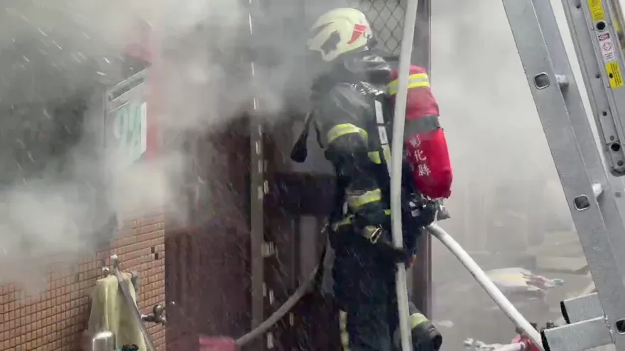 影/彰化南郭路商圈民宅大火！發現女焦屍　消防員踩空摔傷手