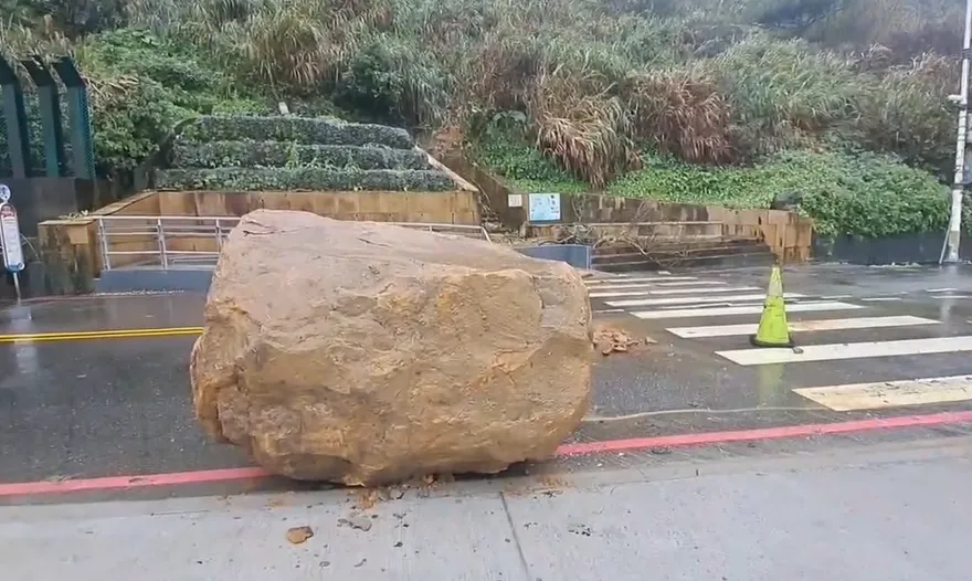 影/嚇人！基隆外木山巨石突崩落　柵欄遭砸扭曲變形