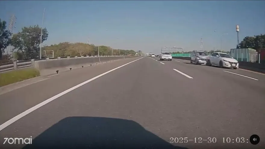 影/國1岡山段52歲男高速追衝「內外車道2車」　車頭爆爛