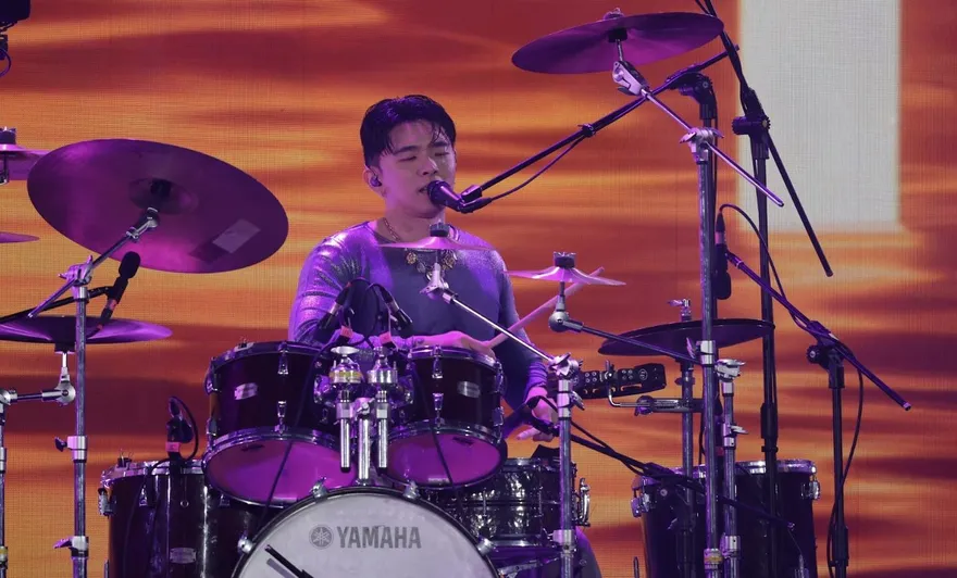 美秀集團登北跨超叛逆！唱一半鼓手鍾錡突「開吃香蕉」  親曝背後含義