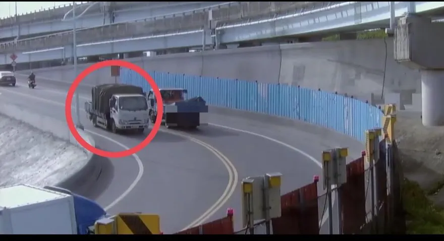 影/五股貨車漏油害騎士慘摔　警揪司機最重罰1.8萬