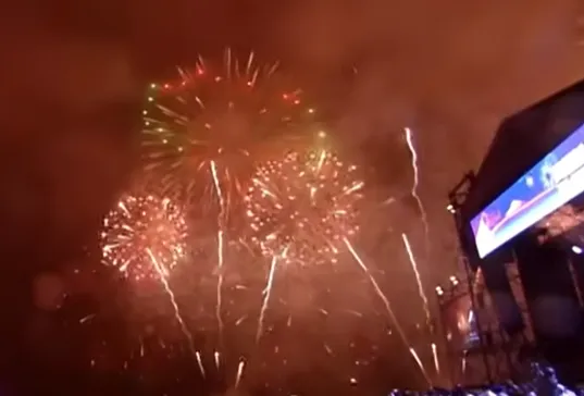 淡水煙火絢爛登場！下雨仍吸引大批人潮　網友：13分鐘不冷場感動到鼻酸泛淚