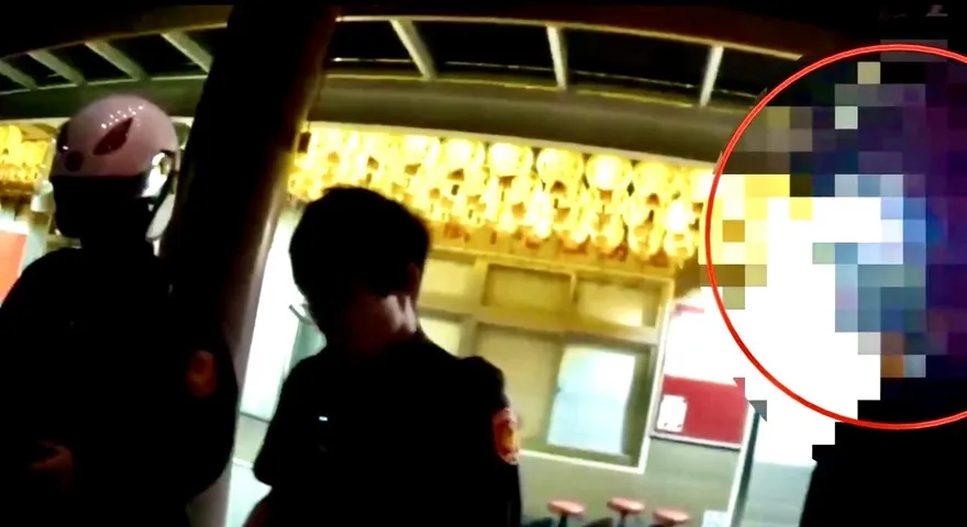 影/板橋狂男路邊抓狂隨機砸機車　警到場自爆「剛吸毒」