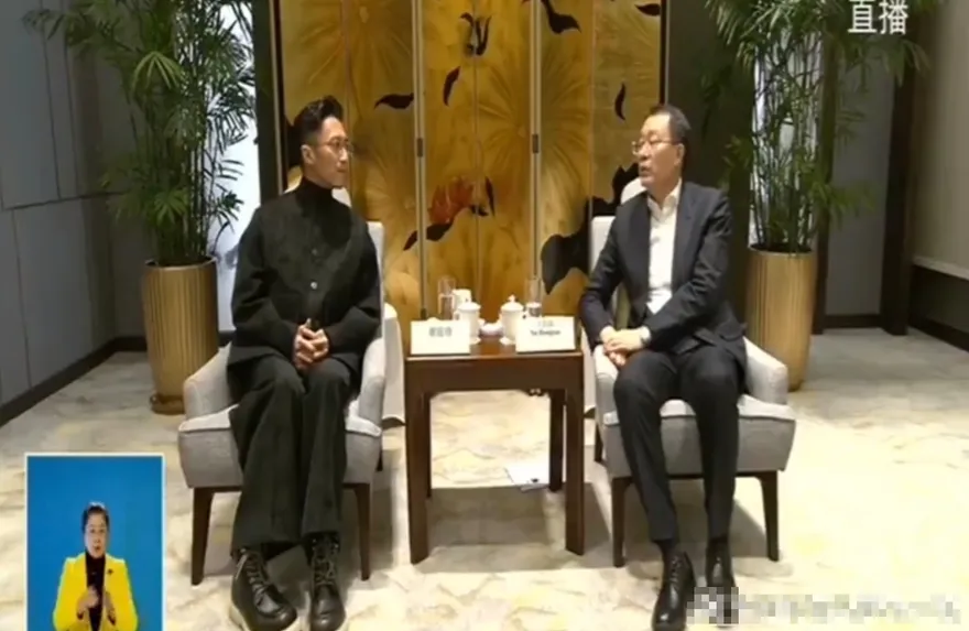 港星謝霆鋒見陸地方官員　乖巧坐姿引熱議：像見班導