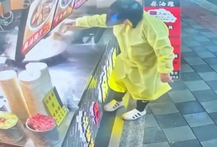 影/莊家班麻油雞跨年夜遭襲！　雙北10家店湯底被丟不明粉末
