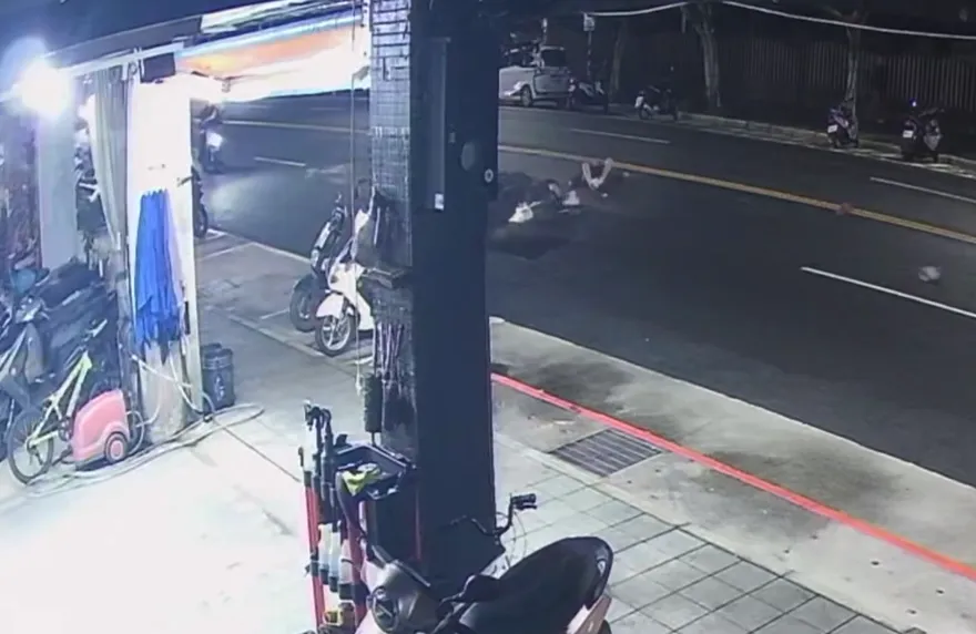 三重車禍驚悚撞擊瞬間曝！行人違規過馬路遭雙載機車撞飛