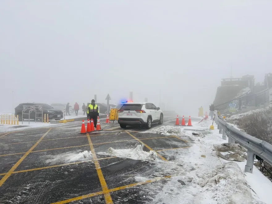 雪地執勤惹心疼！女警全身包緊「防寒裝備升級」照曝光